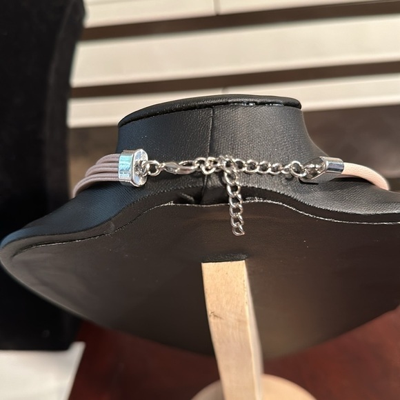 Pretty pink and silver toned necklace - Picture 3 of 3